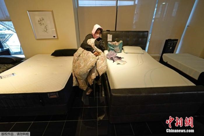 當(dāng)?shù)貢r(shí)間2月17日，美國(guó)得州的一家畫廊兼家具店內(nèi)，大批民眾來(lái)此避寒取暖，其中不乏一些人帶著被子來(lái)過(guò)夜。美國(guó)近日遭遇極寒天氣侵襲，多地氣溫創(chuàng)近年新低，其中得州災(zāi)情最嚴(yán)重，暴風(fēng)雪導(dǎo)致電網(wǎng)在酷寒中癱瘓，約400萬(wàn)居民家中長(zhǎng)時(shí)間停電。美國(guó)國(guó)家氣象局表示，得州休斯敦等地的氣溫甚至比靠近北極圈的阿拉斯加還要低。