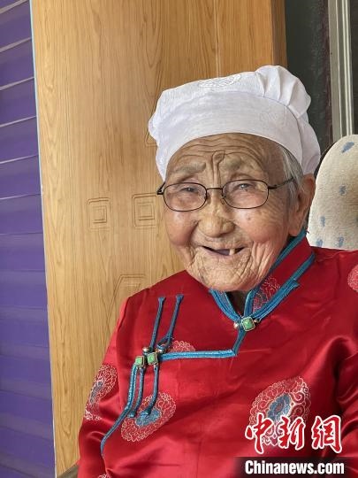 薩仁托婭拍攝的“草原母親”。　薩仁托婭供圖