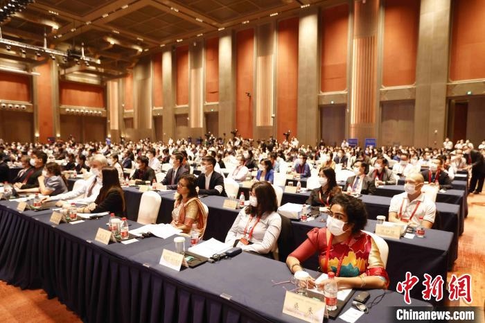 500余名專家學(xué)者、嘉賓代表以線上線下方式參加開幕式?！∈⒓样i 攝