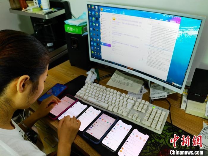 圖為網(wǎng)絡(luò)客服為網(wǎng)上“專車座套”客戶答疑釋惑?！巫雍?攝