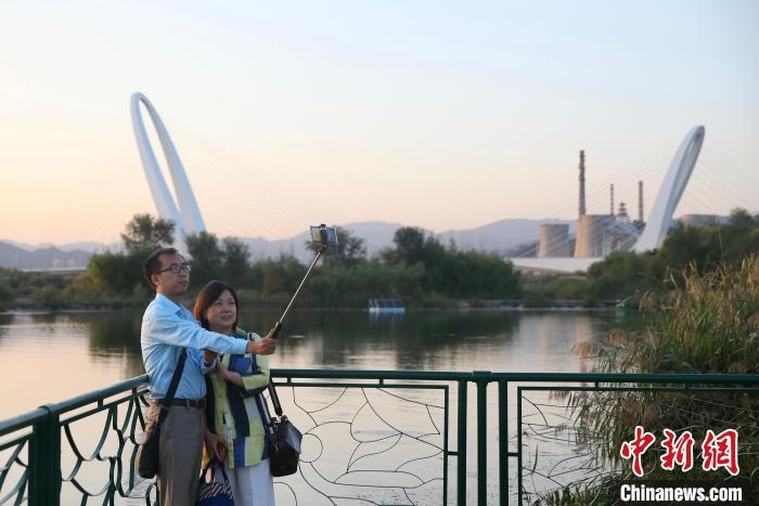 10月1日，北京冬奧公園內(nèi)的游客。　<a target='_blank' href='http://www.chinanews.com/'>中新社</a> 易海菲 攝