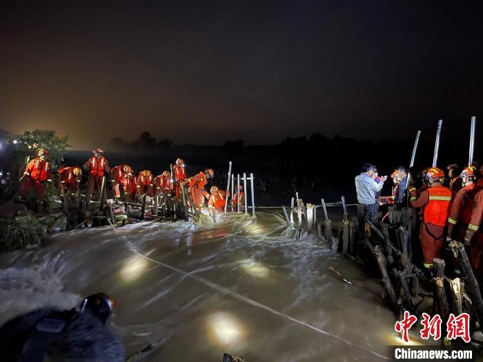 消防員分成左右兩路，同時(shí)發(fā)起決口封堵總攻?！￠Z旭輝 攝
