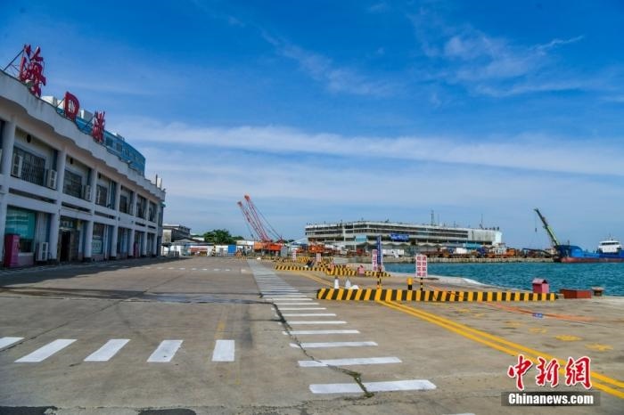 10月12日7時，受臺風“圓規(guī)”影響，?？谛潞８?、秀英港、鐵路南港停止作業(yè)，瓊州海峽再次停航。圖為海口秀英港碼頭。 <a target='_blank' href='http://www.chinanews.com/'>中新社</a>記者 駱云飛 攝