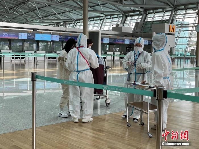 資料圖：韓國仁川國際機場工作人員嚴格執(zhí)行防疫措施。<a target='_blank' href='http://www.chinanews.com/'>中新社</a>記者 劉旭 攝　
