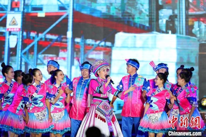 專場(chǎng)晚會(huì)上的民族歌舞表演。　喬長嬌 攝