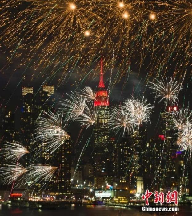 　　2018年，中國(guó)駐紐約總領(lǐng)事館前的哈德遜河上空燃放起焰火，慶祝中國(guó)狗年春節(jié)。