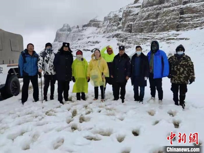 塔爾欽邊境派出所民警與被救游客合影。　阿里邊境管理支隊供圖