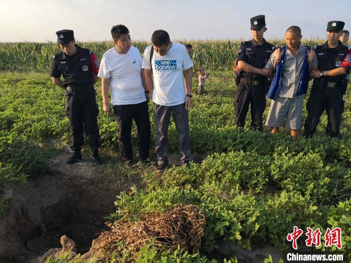 資料圖：犯罪嫌疑人辨認(rèn)作案現(xiàn)場?！〖蜗榭h公安局供圖
