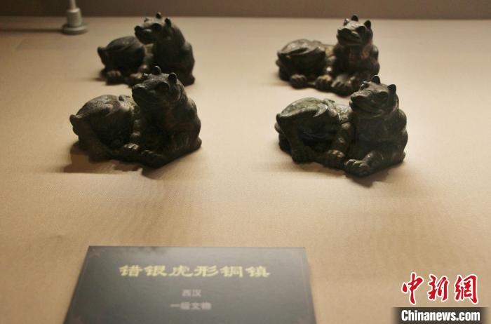 一級文物錯銀虎形銅鎮(zhèn)?！≮w曉 攝