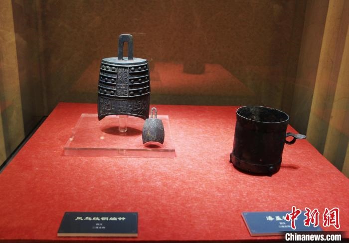 二級文物西漢鳳鳥紋銅編鐘、漆蓋銅卮?！≮w曉 攝