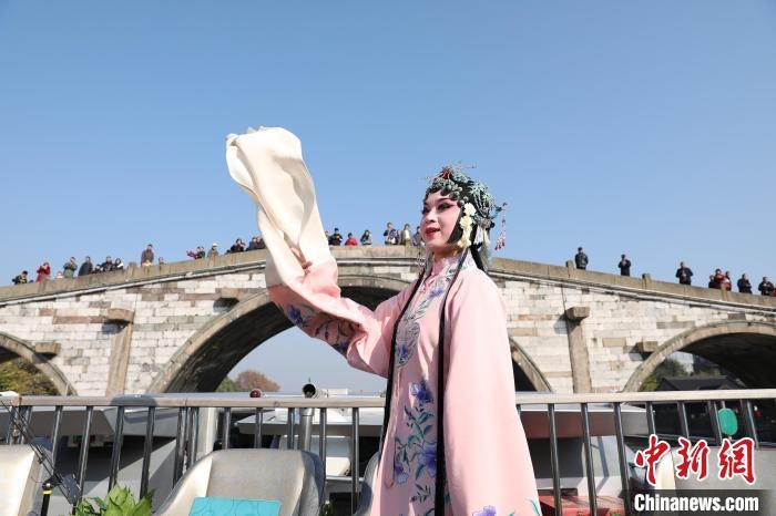 2019京杭對話的大運(yùn)河京杭雅集活動(dòng)中，浙江昆劇團(tuán)國家一級演員楊崑在中國大運(yùn)河(杭州段)上進(jìn)行表演。　徐軍 攝 攝