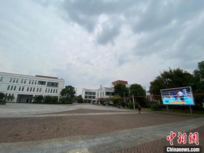 寧波市第二少年兒童業(yè)余體育學校?！×植?攝