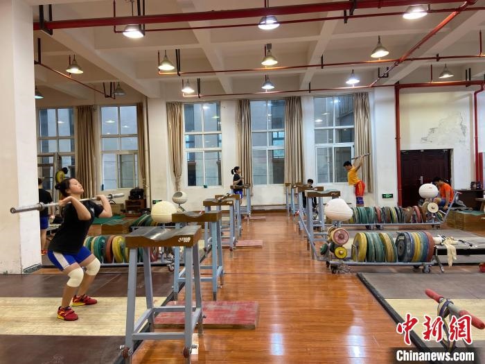 石智勇的師弟師妹們訓練場景?！×植?攝