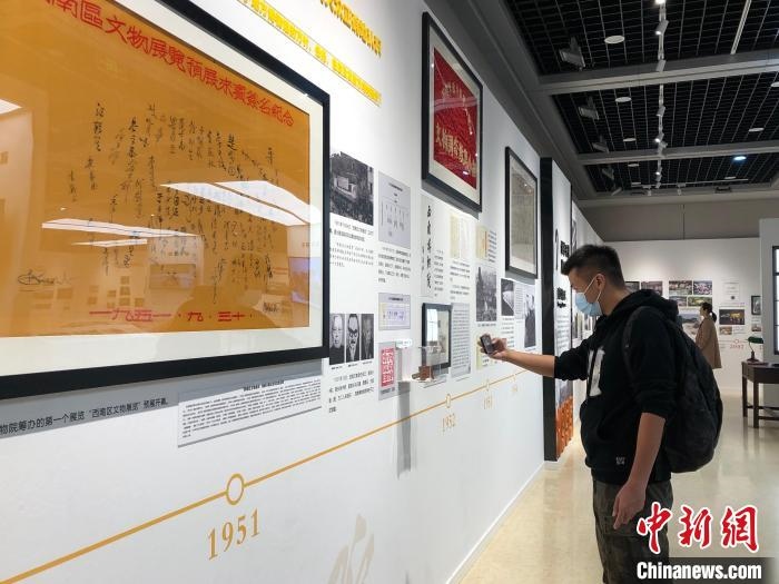 圖為市民參觀特展“我們：和博物館一起走過的日子”。　鐘旖 攝