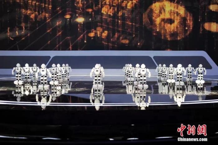 資料圖：2020年11月1日，科幻 科技創(chuàng)新主題論壇在北京舉行。圖為優(yōu)必選機器人科幻秀。<a target='_blank' href='/'>中新社</a>記者 田雨昊 攝