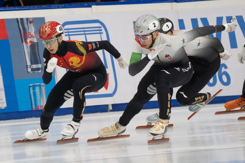 11月20日，中國選手武大靖(左)和匈牙利選手劉少林在比賽中。劉少林奪得冠軍，武大靖獲得第四名。新華社發(fā)(弗爾季·奧蒂洛 攝)