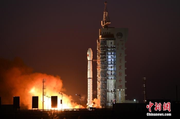 11月23日7時(shí)45分，中國(guó)在酒泉衛(wèi)星發(fā)射中心用長(zhǎng)征四號(hào)丙運(yùn)載火箭，成功將高分三號(hào)02星發(fā)射升空。 <a target='_blank' href='/'>中新社</a>發(fā) 汪江波 攝 　
