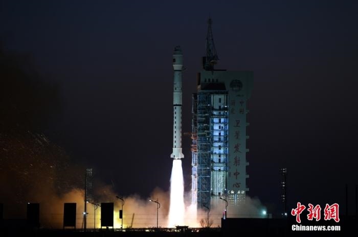 11月23日7時(shí)45分，中國(guó)在酒泉衛(wèi)星發(fā)射中心用長(zhǎng)征四號(hào)丙運(yùn)載火箭，成功將高分三號(hào)02星發(fā)射升空。 <a target='_blank' href='/'>中新社</a>發(fā) 汪江波 攝