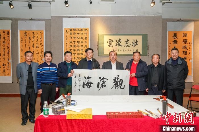 圖為百名將軍書(shū)畫(huà)展活動(dòng)現(xiàn)場(chǎng)?！∷涡憬?攝 攝