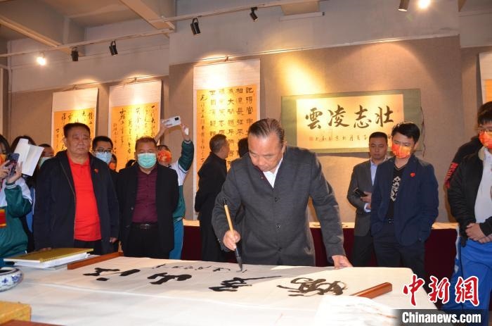 圖為“鐵軍老戰(zhàn)士”、著名書(shū)法家、解放軍報(bào)原副總編輯連俊義少將現(xiàn)場(chǎng)揮毫?！☆佇玛?yáng) 攝 攝