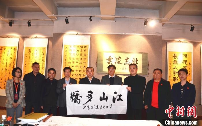 圖為百名將軍書(shū)畫(huà)展活動(dòng)現(xiàn)場(chǎng)?！☆佇玛?yáng) 攝 攝