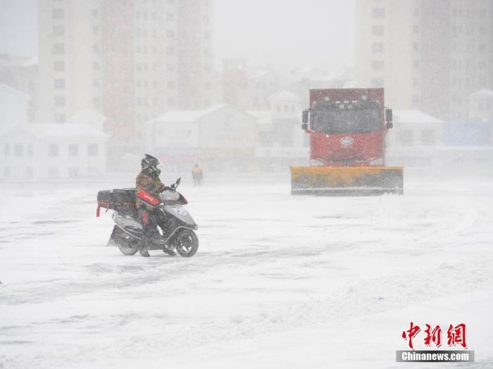 資料圖：市民冒雪出行。 <a target='_blank' href='/'>中新社</a>記者 張瑤 攝