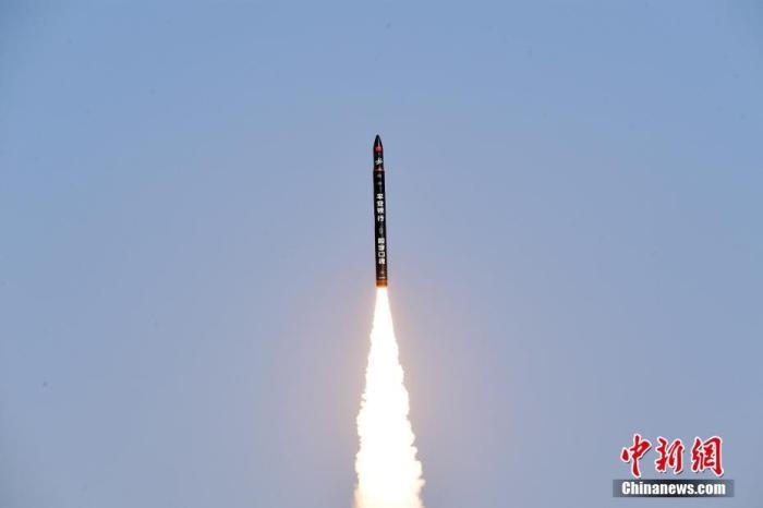 北京時(shí)間2021年12月7日12時(shí)12分，谷神星一號(hào)遙二運(yùn)載火箭在中國(guó)酒泉衛(wèi)星發(fā)射中心成功發(fā)射升空，將搭載的天津大學(xué)一號(hào)、麗澤一號(hào)、寶醞號(hào)、金紫荊五號(hào)、金紫荊一號(hào)03星等5顆小衛(wèi)星順利送入預(yù)定軌道，發(fā)射任務(wù)獲得圓滿成功。汪江波 攝