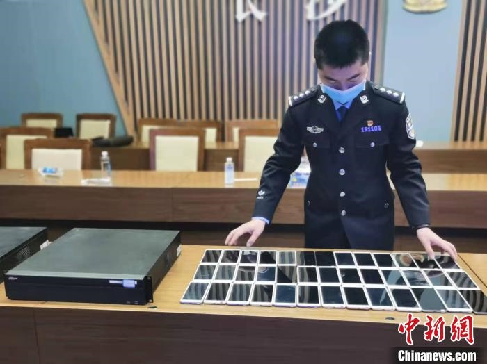 民警展示作案工具?！￠L(zhǎng)沙市公安局供圖