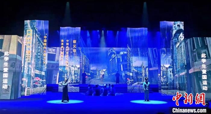 圖為“百年風(fēng)華”大型音樂史詩劇現(xiàn)場(chǎng)?！⒑ｌ` 攝