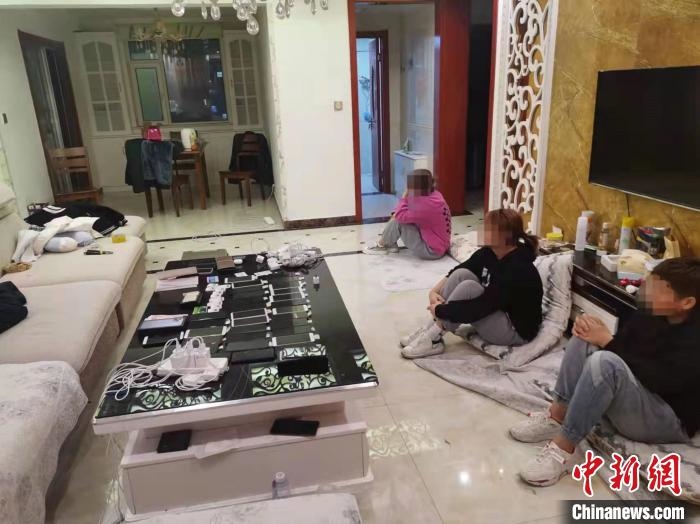 資料圖為果洛藏族自治州公安民警抓獲的犯罪嫌疑人?！‖斍呖h公安局供圖