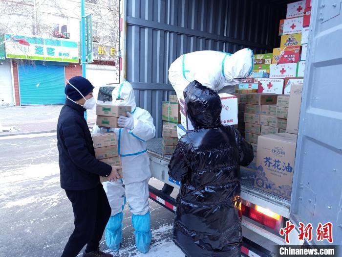 圖為滿洲里物資保障巡回補(bǔ)給車隊(duì)配貨現(xiàn)場(chǎng)。　秦甜偉 攝