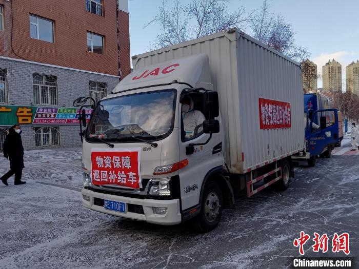 圖為滿洲里物資保障巡回補(bǔ)給車隊(duì)配貨現(xiàn)場(chǎng)?！∏靥饌?攝