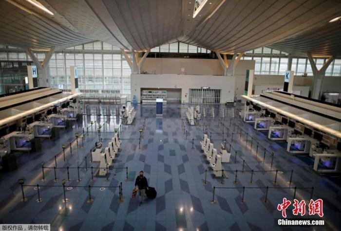 資料圖：日本東京，東京國際機場，一名乘客在國際航班航站樓的登機區(qū)。