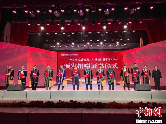阿勒泰地區(qū)牧民靠企業(yè)的幫扶走上了致富道路?！」o琨 攝