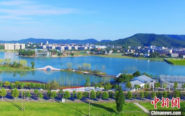 后湖藝術(shù)園?！√菩∏?攝