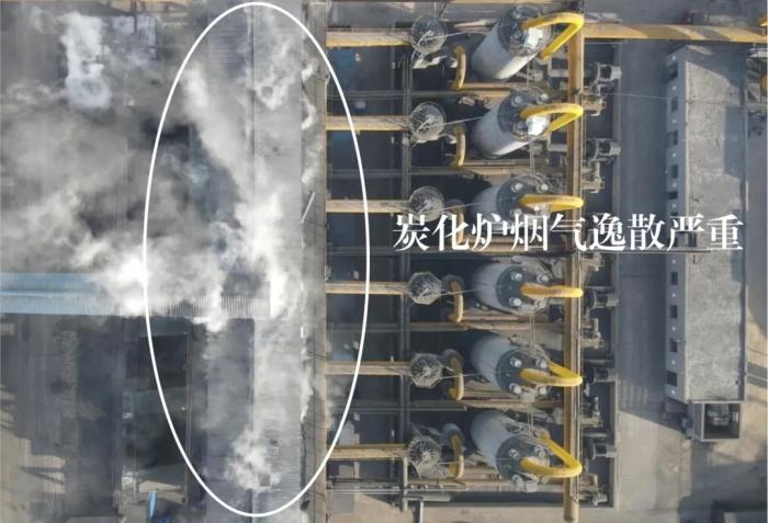  2021年12月11日，督察組使用無人機拍攝，榆林市榆陽區(qū)瑞森煤化工公司炭化爐煙氣逸散嚴重