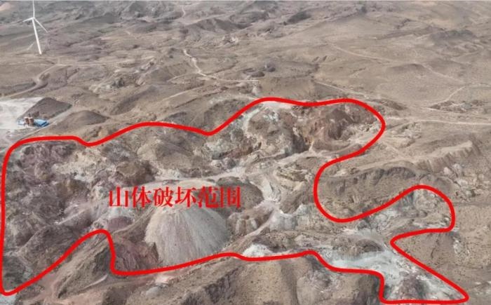  2021年12月12日，督察組使用無人機(jī)拍攝，中寧縣馬道梁北部歷史遺留礦山破壞山體面積達(dá)240余畝，現(xiàn)場滿目瘡痍、千瘡百孔