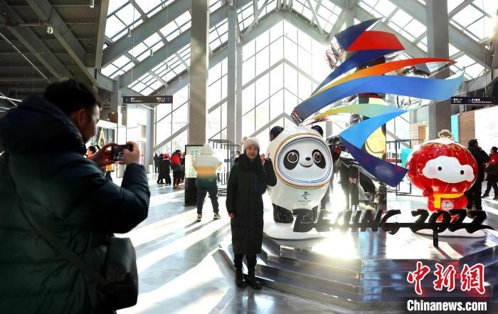 圖為滑雪場(chǎng)現(xiàn)場(chǎng)?！≡S婷 攝