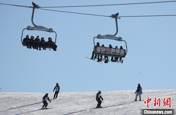 圖為滑雪場(chǎng)現(xiàn)場(chǎng)?！≡S婷 攝