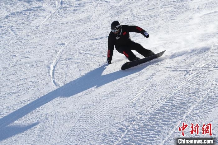 圖為滑雪場(chǎng)現(xiàn)場(chǎng)。　許婷 攝