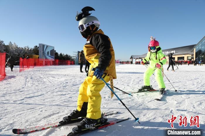 圖為滑雪場(chǎng)現(xiàn)場(chǎng)?！≡S婷 攝