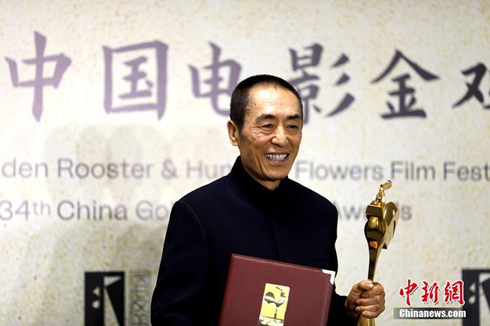12月30日晚，第34屆中國(guó)電影金雞獎(jiǎng)?lì)C獎(jiǎng)典禮在福建省廈門市舉行。張藝謀以執(zhí)導(dǎo)《懸崖之上》榮膺最佳導(dǎo)演獎(jiǎng)。 <a target='_blank' href='/'>中新社</a>記者 呂明 攝