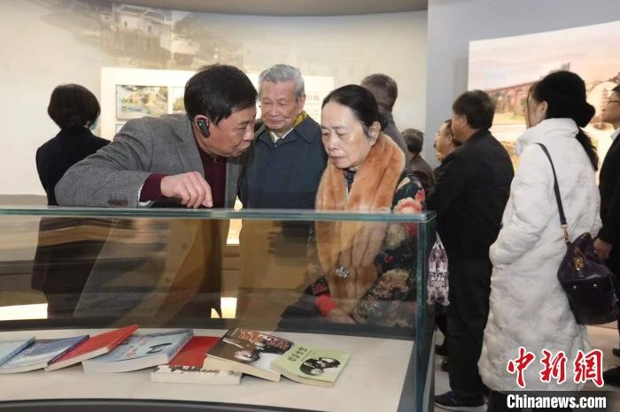 船政后裔在參觀新館?！￡悤造o 攝