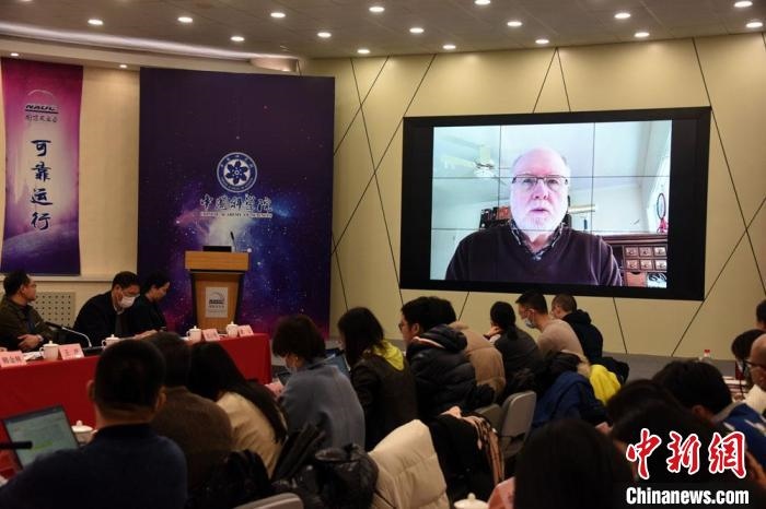美國伊利諾伊大學教授理查德？克魯切爾通過視頻點評FAST測量星際磁場最新研究成果。　<a target='_blank' href='/'>中新社</a>記者 孫自法 攝
