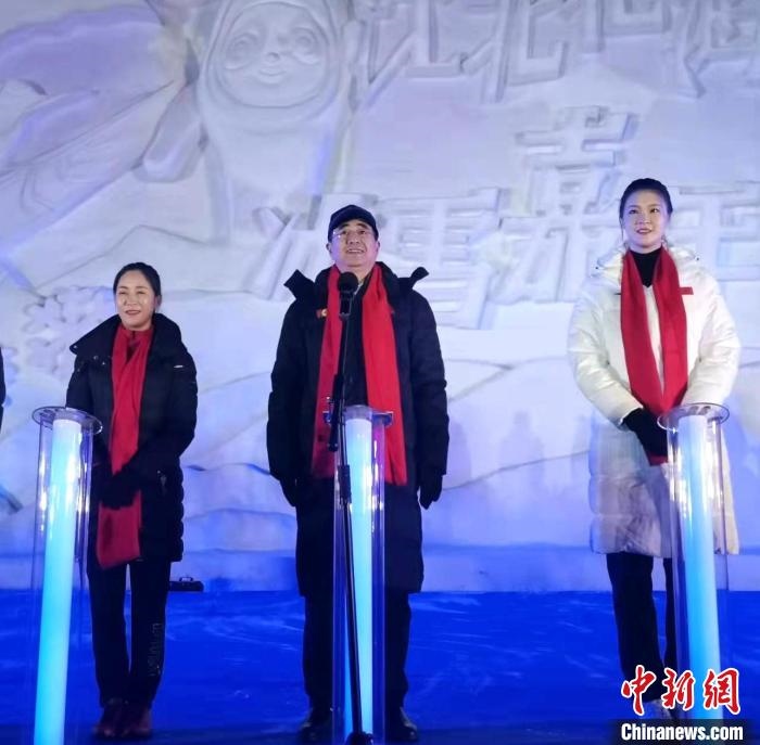 前女排國家隊隊長奧運冠軍惠若琪(右一)，中國女子田徑競走奧運冠軍王麗萍(左一)助陣當晚活動?！≮w桂華 攝
