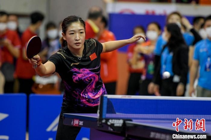 劉詩雯在2021年全國乒乓球“業(yè)余球王”總決賽中與選手互動交流球技?！●樤骑w 攝