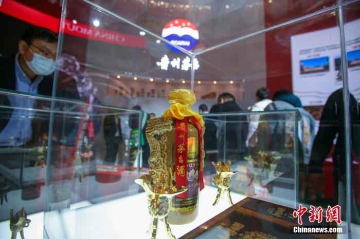 10月19日，天津，參觀者在中國(guó)茅臺(tái)展位參觀展示的白酒。當(dāng)天，第105屆全國(guó)糖酒商品交易會(huì)在國(guó)家會(huì)展中心(天津)啟幕。本屆糖酒會(huì)展覽總面積20萬(wàn)平方米，吸引了來(lái)自40多個(gè)國(guó)家和地區(qū)的3504家參展商參展，共設(shè)置了傳統(tǒng)酒類、葡萄酒及國(guó)際烈酒、食品及飲料、調(diào)味品及配料、食品機(jī)械及包裝等展區(qū)。 <a target='_blank' href='/'>中新社</a>記者 佟郁 攝