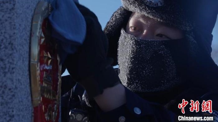 圖為恩和哈達(dá)邊境派出所的9名民警踏雪巡邊?！⒕S明 攝