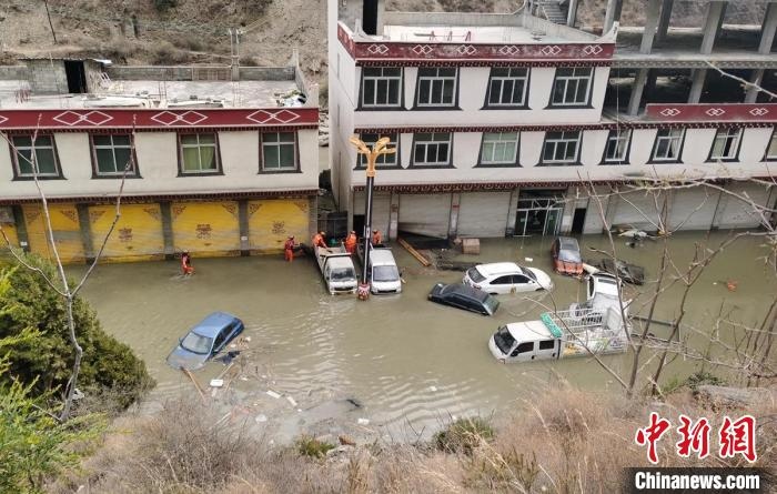 救援人員正在丹巴一處民房被淹處搜尋和轉移人員。　周勇 攝