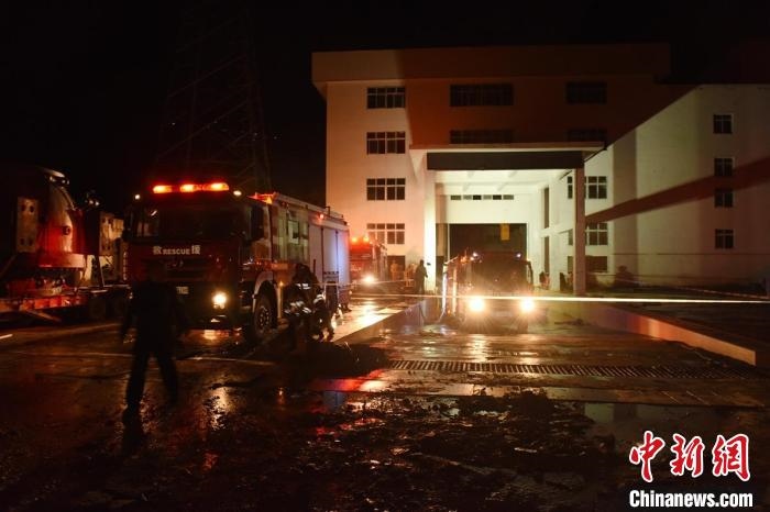 丹巴關州電站外多臺消防車輛正在開展排水作業(yè)?！≈苡?攝